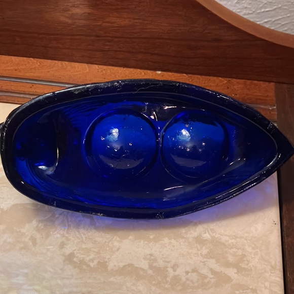 Very Beautiful Cobalt Blue nesting chicken holds 2 eggs. Unique item never seen - Picture 8 of 9